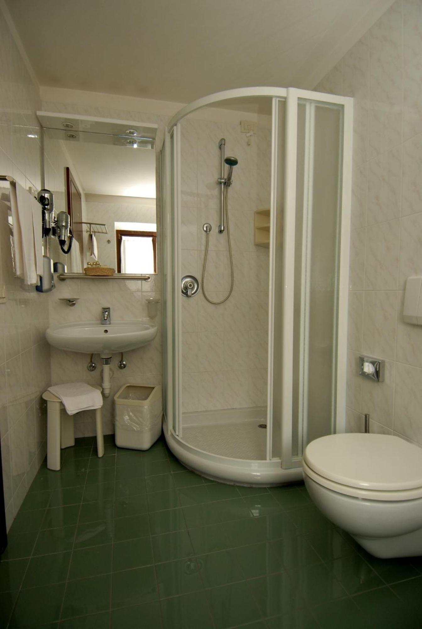 Economy Double or Twin Room,676087974:JPEG
